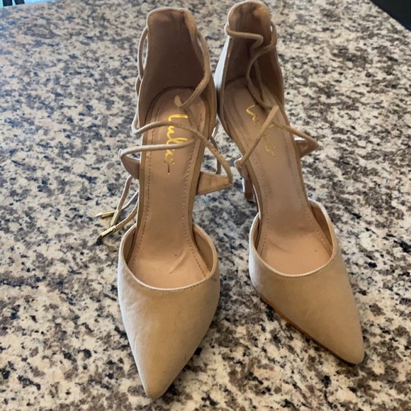 Nude, laced heels - Picture 2 of 3